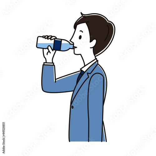 ペットボトルの水を飲むビジネスマン