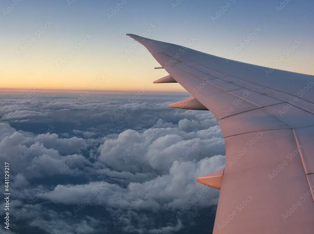 Fototapeta premium 飛行機の窓から美しい夕焼け雲と空