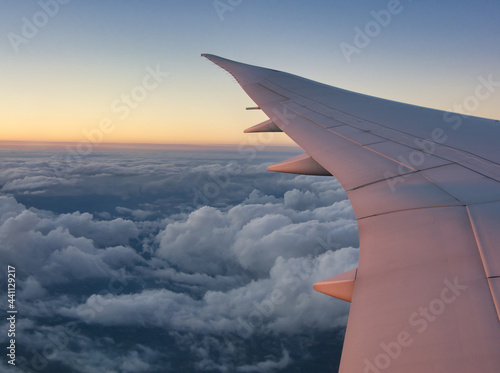 飛行機の窓から美しい夕焼け雲と空