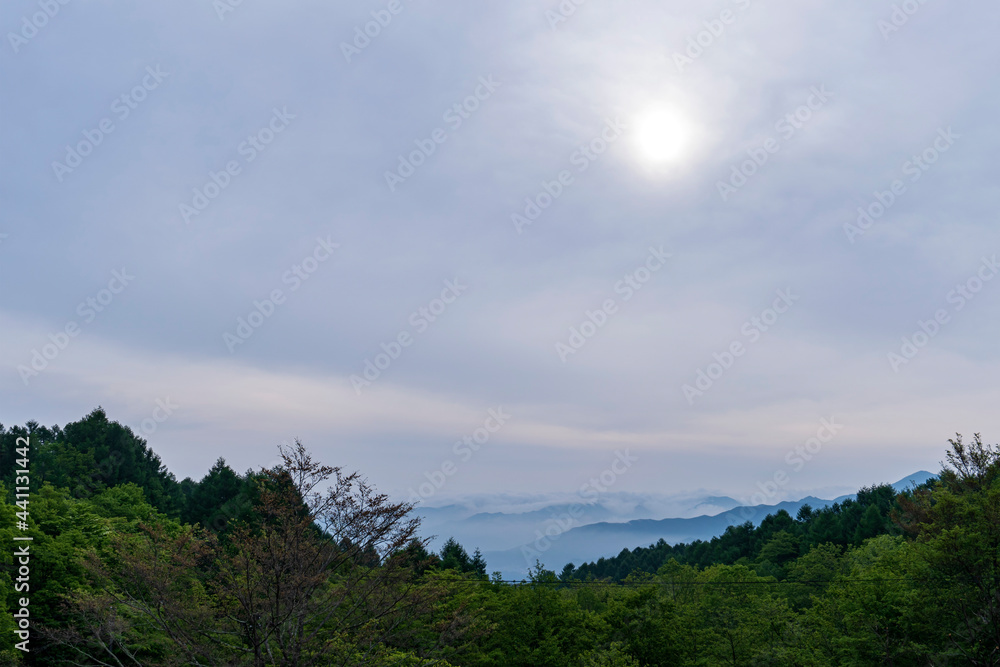 朝日に透けたおぼろ雲と山の景色／【八千穂高原】長野県