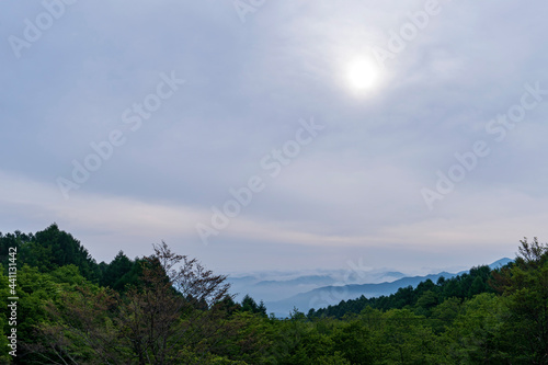 朝日に透けたおぼろ雲と山の景色／【八千穂高原】長野県