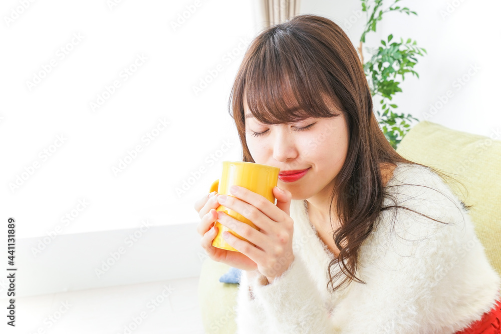 部屋でのんびりする女性 部屋でのんびりする女性