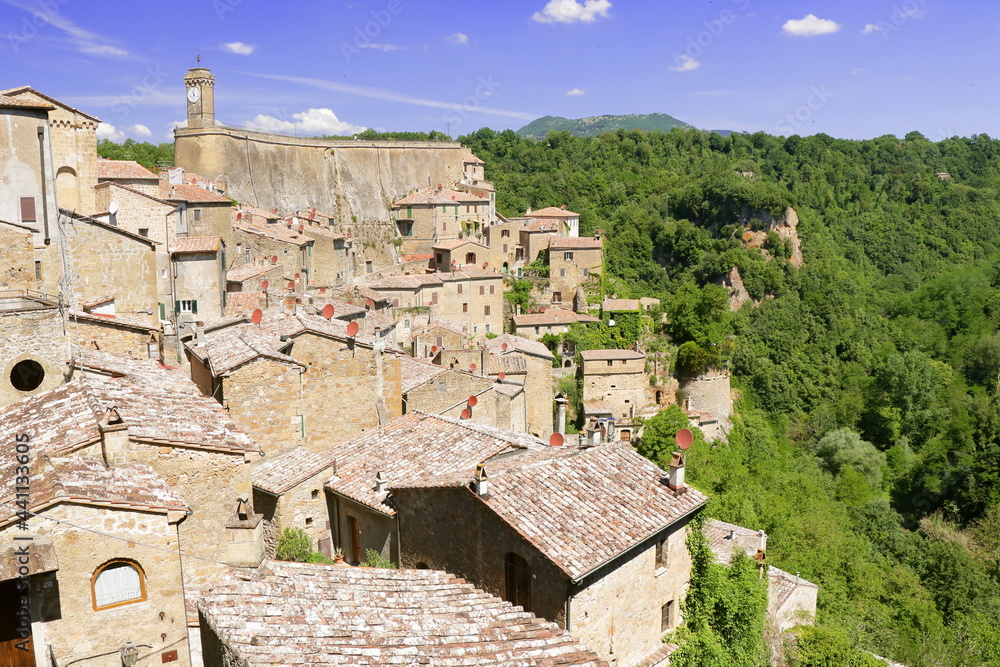 Panorama di un antico borgo costruito su tufo - Sorano - Toscana - Italia
