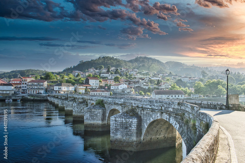 Amanecer nublado sobre el puente medieval de origen romano en la villa de Ponte Sampaio, provincia de Pontevedra, España