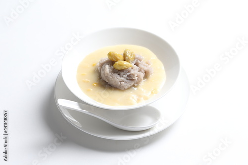 Fotografija chef braised yam taro paste with gingku nut and coconut milk cream teo chew trad