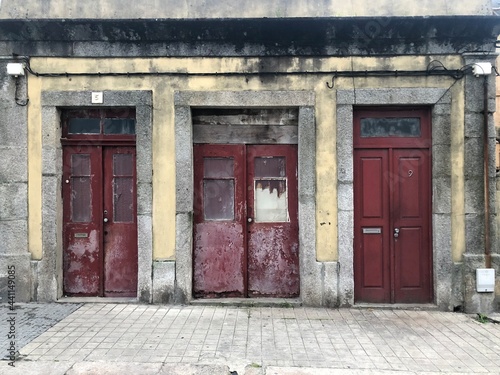 construção antiga, portas  © Comprimido