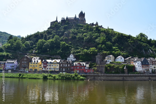 17.06.2021 Cochem, Deutschland: Touristiser Moselufer an der Altstadt mit Schiffsabfahrtsorten photo