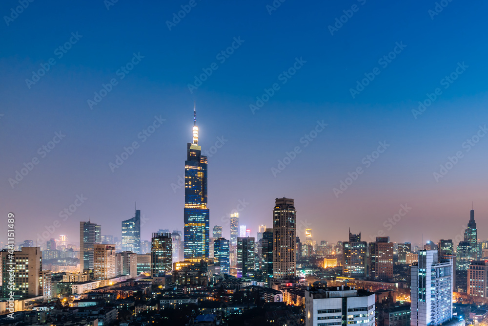 Obraz premium Night view of Zifeng Building and city skyline in Nanjing, Jiangsu, China