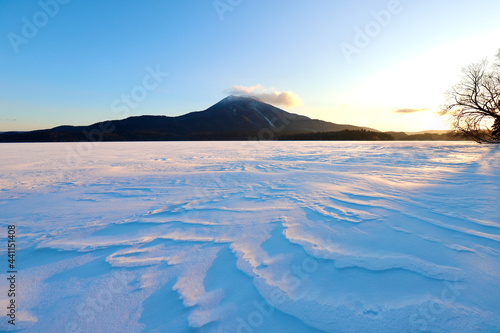 冬の阿寒湖の朝~朝日に照らされた雄阿寒岳と風紋 photo