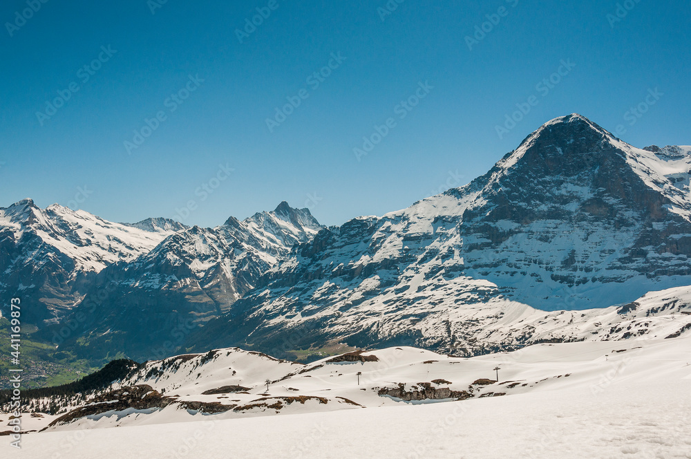 Grindelwald, Eiger, Eigernordwand, Schreckhorn, Wetterhorn, Männlichen, Bergstation, Kleine Scheidegg, Alpen, Berner Oberland, Wanderweg, Bergbahn, Frühling, Sommer, Schweiz Grindelwald, Eiger, Eigernordwand, Schreckhorn, Wetterhorn, Männlichen, Bergstation, Kleine Scheidegg, Alpen, Berner Oberland, Wanderweg, Bergbahn, Frühling, Sommer, Schweiz