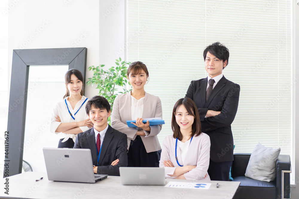 オフィスで仕事をするビジネスパーソン オフィスで仕事をするビジネスパーソン