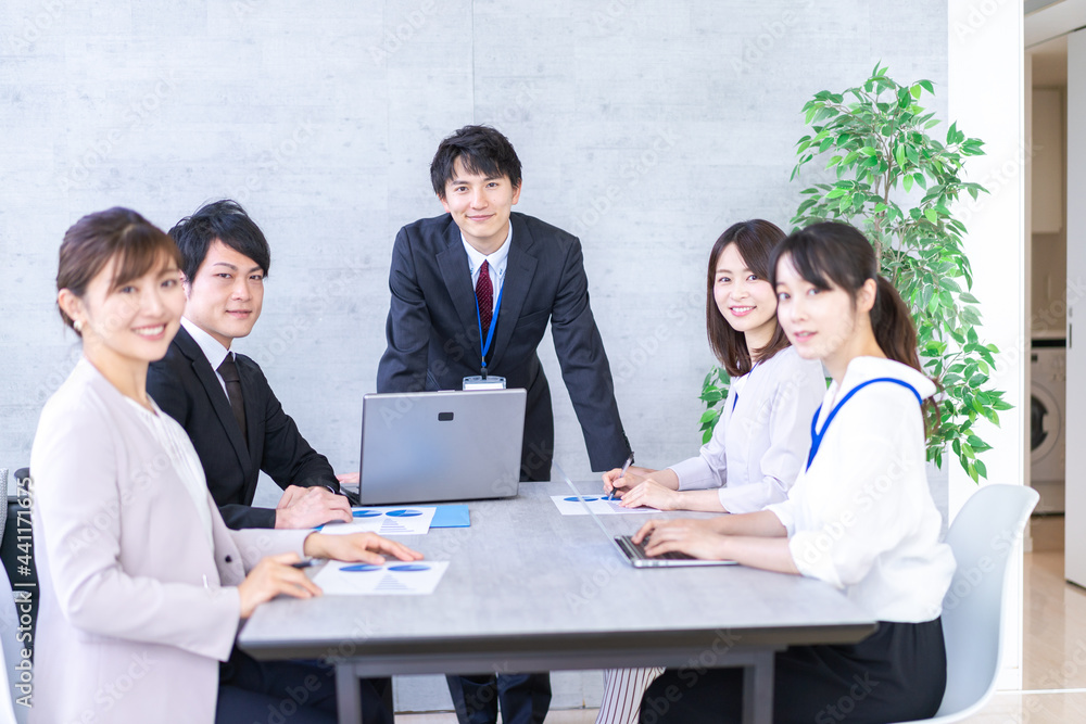 オフィスで仕事をするビジネスパーソン オフィスで仕事をするビジネスパーソン