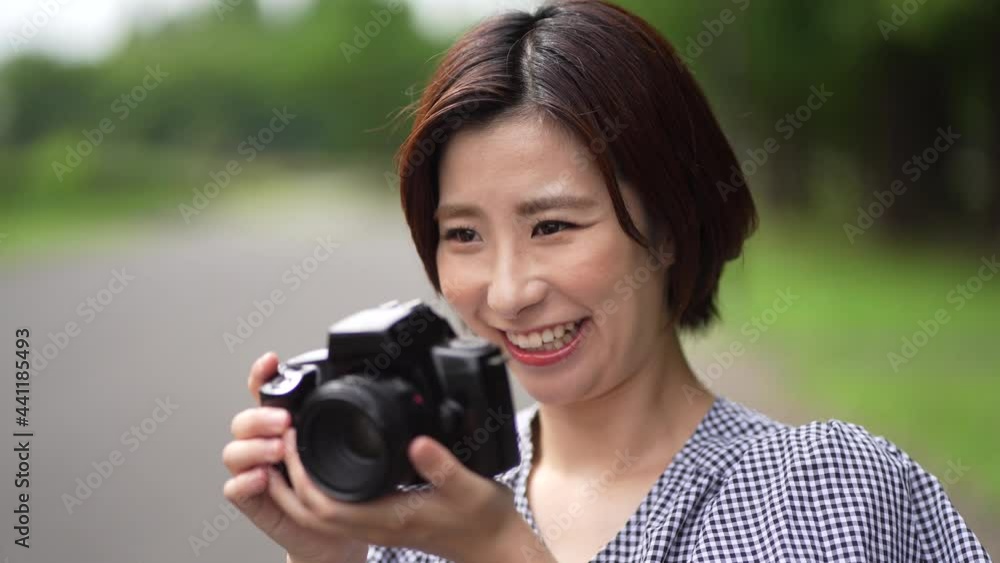写真を撮る女性 写真を撮る女性