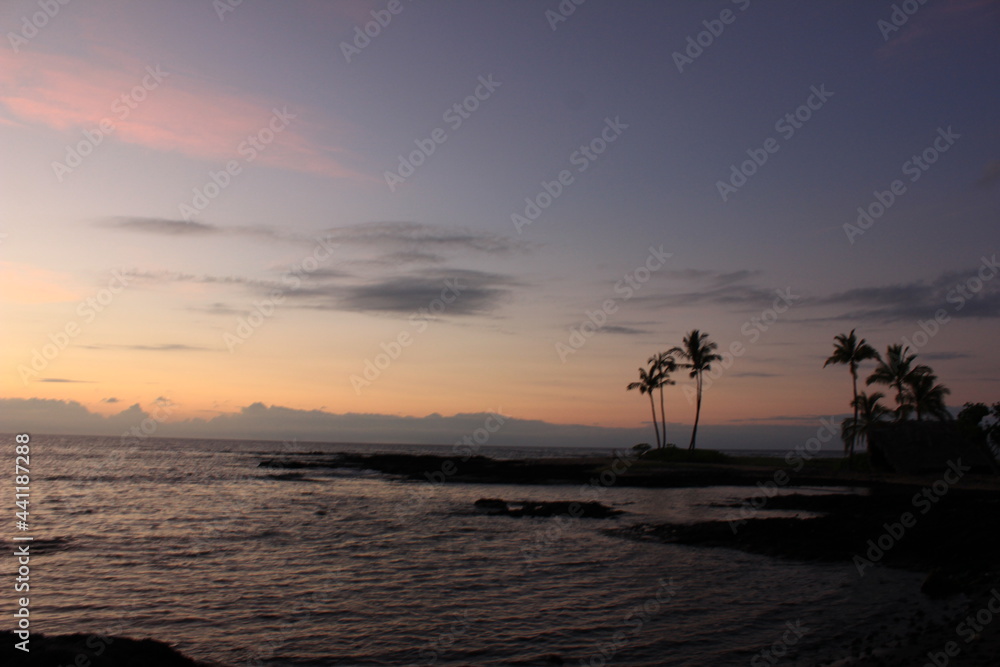 ハワイ島(ビッグアイランド)の夕暮れ・ヤシの木のある浜と海、オレンジ色に染まる空。 ハワイ島(ビッグアイランド)の夕暮れ・ヤシの木のある浜と海、オレンジ色に染まる空。