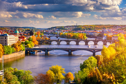 Jesień widok Charles most na Vltava rzece w Praga, republika czech. Jesienny widok na Most Karola, Stare Miasto w Pradze i Wełtawę z popularnego punktu widokowego w parku Letna (Letenske sady).