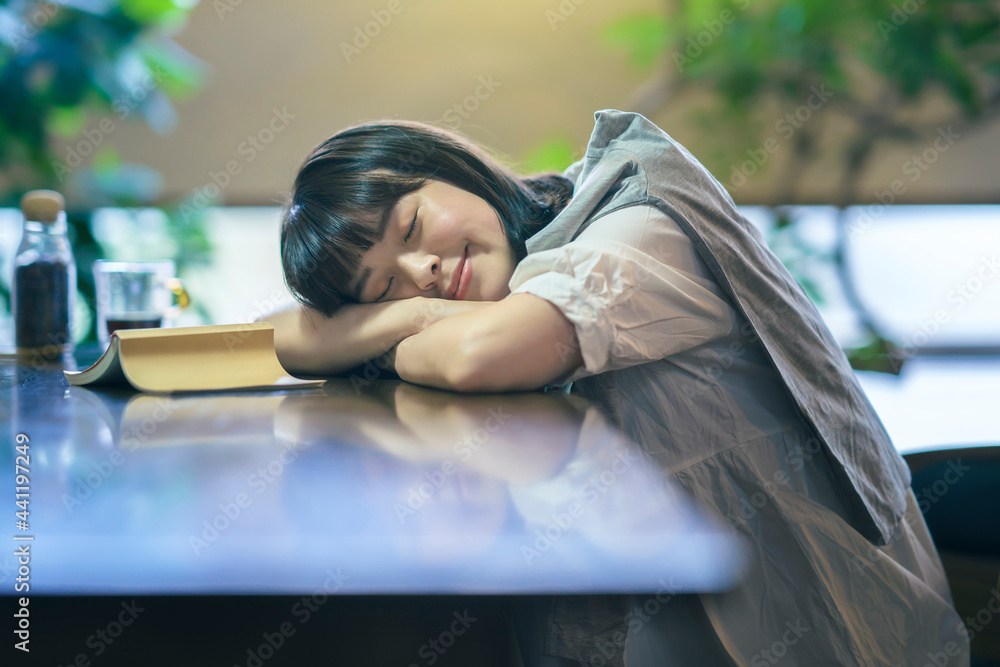 うたた寝する若い女性 Stock 写真 | Adobe Stock