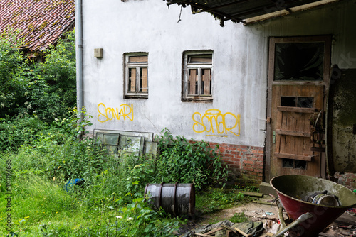 Alte Mühle mit Maschinen und Räumen photo