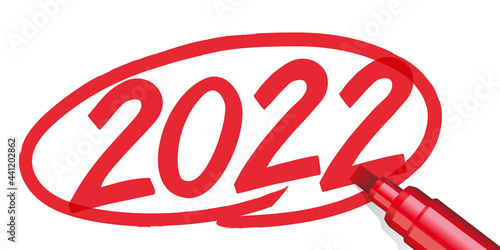 L’année 2022 écrite à la main et entourée d’un cercle rouge sur un fond de papier blanc, avec un feutre ou un marqueur.