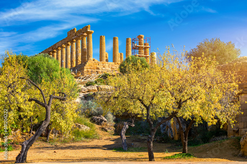 Fotografija The greek temple of Juno in the Valley of the Temples, Agrigento, Italy