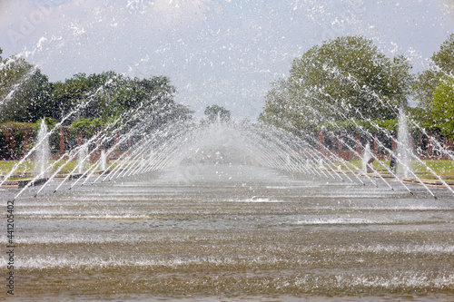 Springbrunnen vor einem Schloß photo