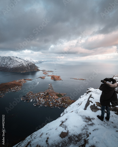 A photographer taking a shot of Reine photo