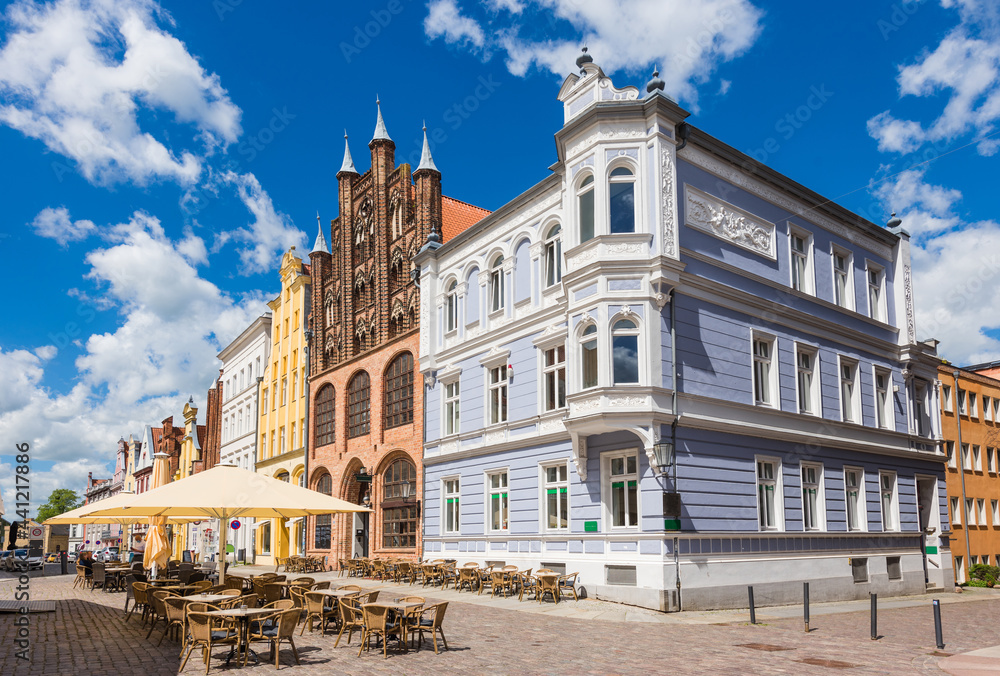 Stralsund – Old market square (Alter Markt) with colourful ancient buildings, Mecklenburg-Western Pomerania (Mecklenburg-Vorpommern), Germany - obrazy, fototapety, plakaty 