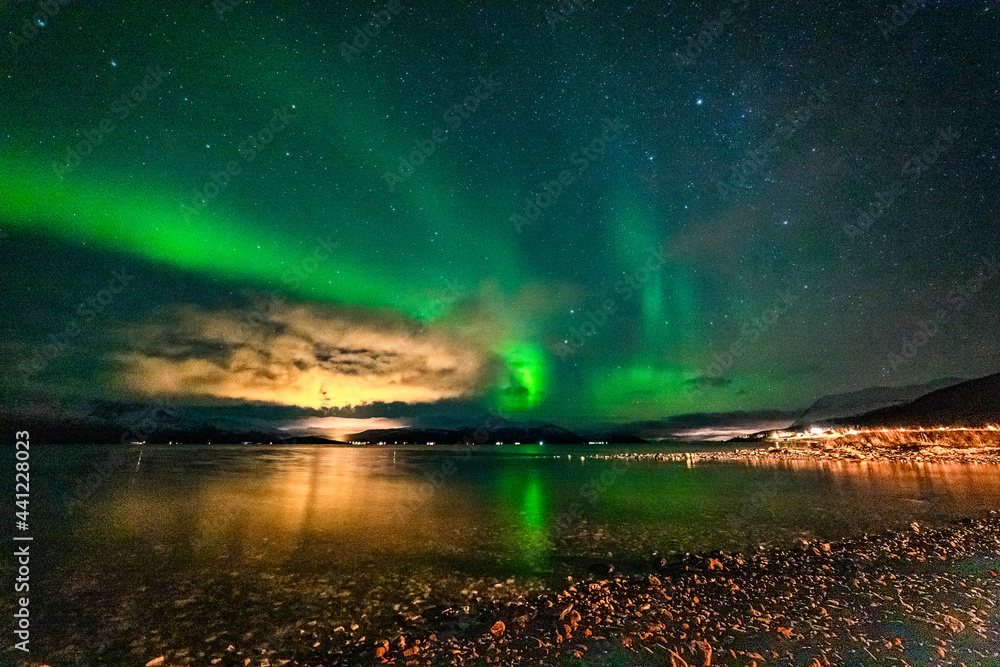 Nordlichter über dem Fjord in Troms bei Tromsö. Aurora Borealis in the sky, heavenly light in the dark night. the lady dance in the sky. Polarlicht, Nordlicht in Norwegen Nordlichter über dem Fjord in Troms bei Tromsö. Aurora Borealis in the sky, heavenly light in the dark night. the lady dance in the sky. Polarlicht, Nordlicht in Norwegen