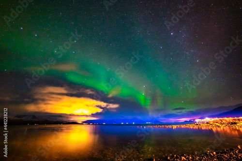 Nordlichter über dem Fjord in Troms bei Tromsö. Aurora Borealis in the sky, heavenly light in the dark night. the lady dance in the sky. Polarlicht, Nordlicht in Norwegen © Dieter