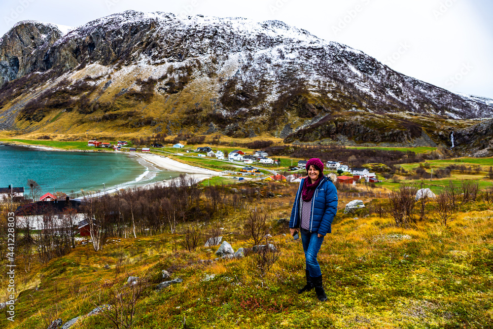 Ingeborg Kuhn am Ufer des Fjord in Troms, in der Nähe von Tromsö. herbstliche Stimmung mit windigem Wetter, gelbem Gras und erstem Schnee auf den Bergen im Hintergrund. Sturm Ingeborg Kuhn am Ufer des Fjord in Troms, in der Nähe von Tromsö. herbstliche Stimmung mit windigem Wetter, gelbem Gras und erstem Schnee auf den Bergen im Hintergrund. Sturm