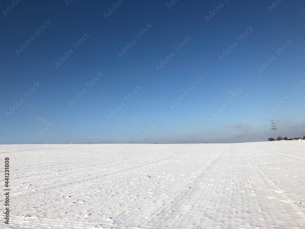 Blauer Himmel und weißer Schneebedeckter Boden. Klarer himmel 