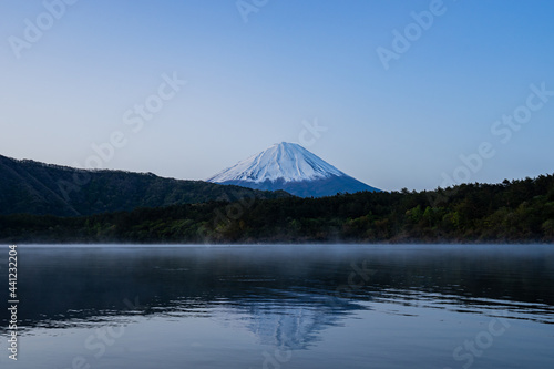 静寂 富士山(日本 - 山梨 - 西湖) © Kentaro Yamazaki