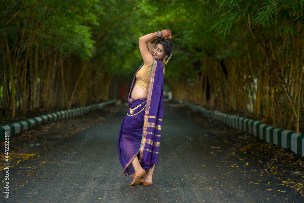 25+ Saree Poses For Women To Look Perfect On All Occasions-cacanhphuclong.com.vn
