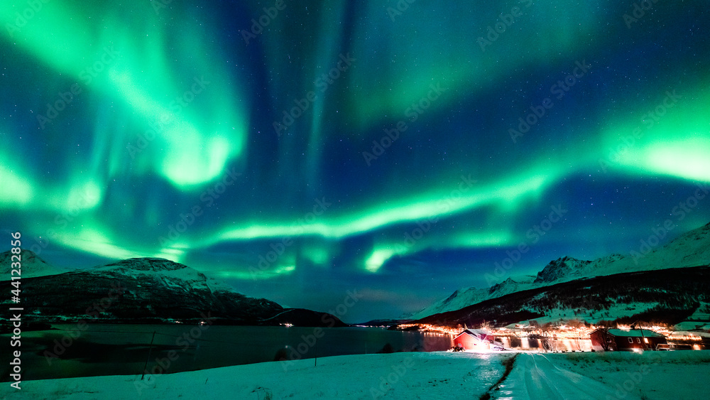 Nordlichter über den Lyngenalps, Troms, Norwegen. Aurora Borealis, die Lady tanzt über Lakselvbukt. Das wunderbare Schauspiel in grün, weiss, blau und pinker Farbe ist atemberaubend! Nordlichter über den Lyngenalps, Troms, Norwegen. Aurora Borealis, die Lady tanzt über Lakselvbukt. Das wunderbare Schauspiel in grün, weiss, blau und pinker Farbe ist atemberaubend!