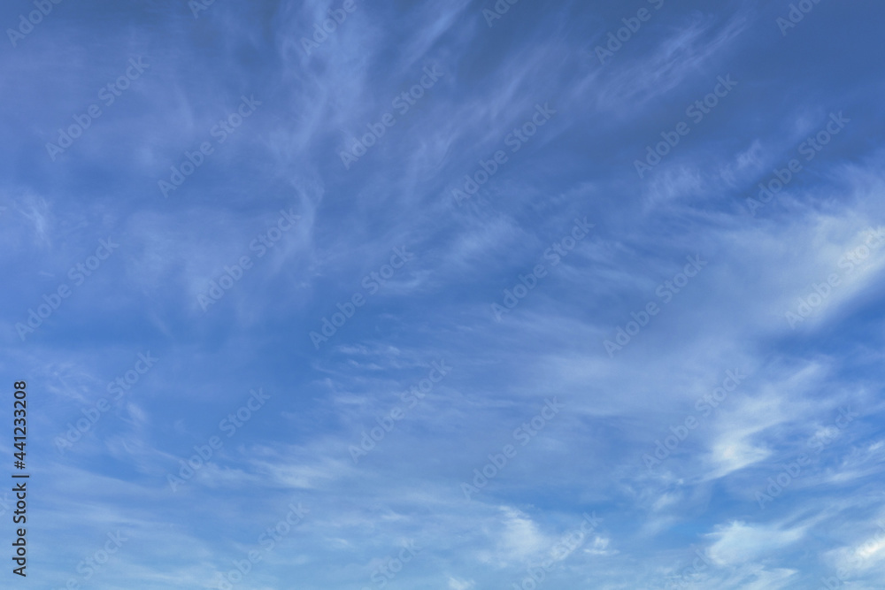 ciel bleu avec petit voile nuageux