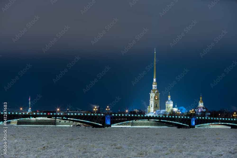 Fototapeta premium channel, petersburg, saint-petersburg, architecture, beautiful, black, bridge, building, canal, capital, city, cityscape, cold, europe, evening, frost, frozen, historic, historical, history, ice, illu