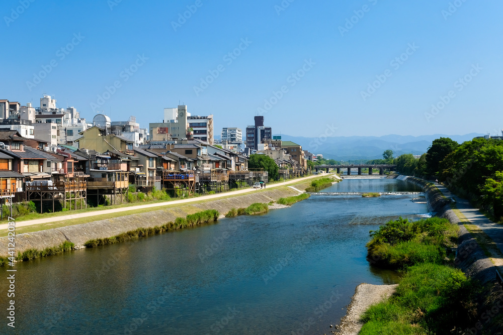 Fototapeta premium 京都市 鴨川と四条の街並み