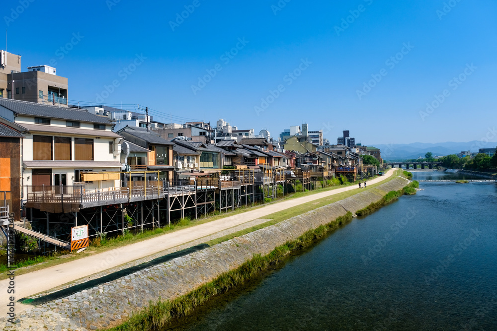 京都市 鴨川と四条の街並み