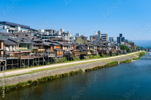 京都市 鴨川と四条の街並み
