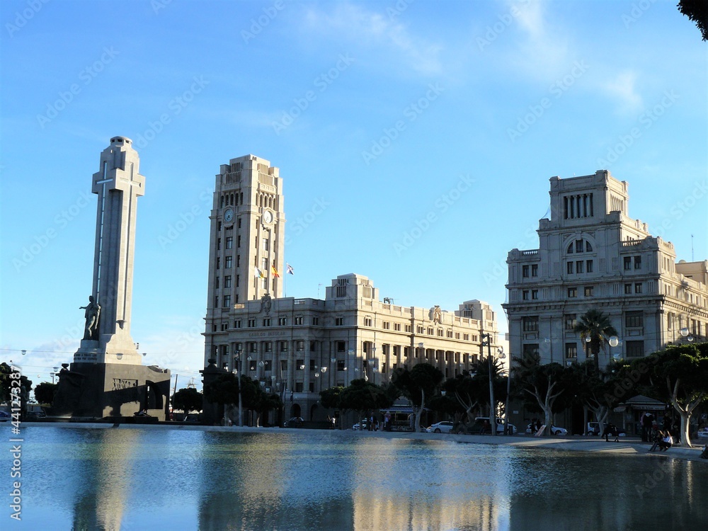 Häuser mit Wasserfläche an der Plaza de Espagna in Santa Cruz / Teneriffa