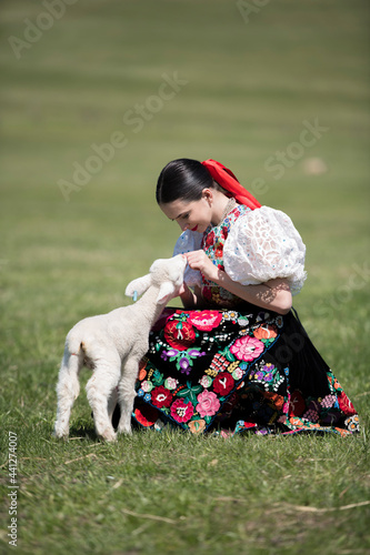 femme avec de l'agneau