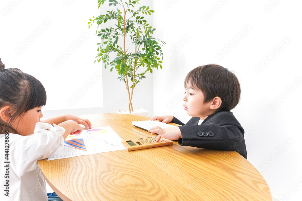 会議をするビジネスパーソン