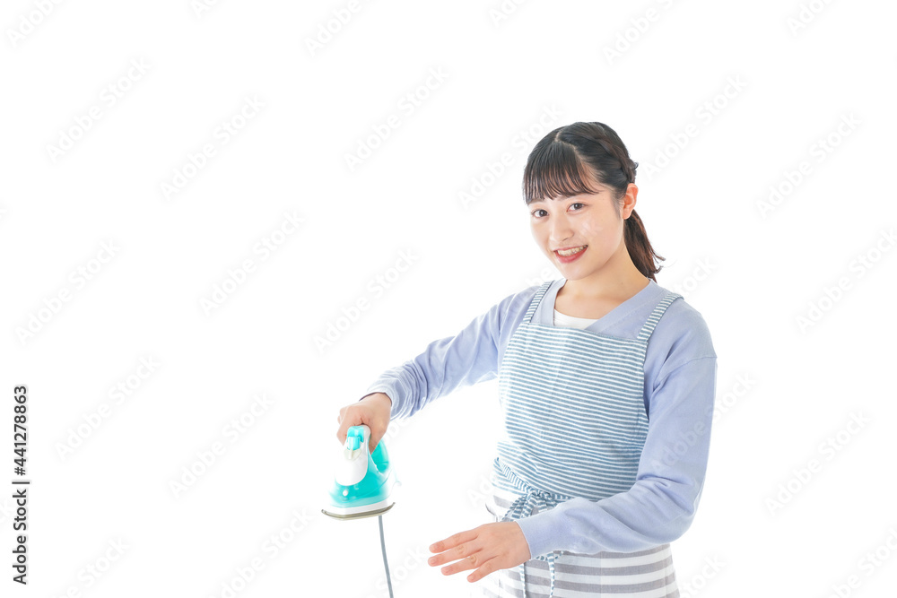 アイロン掛けをする若い主婦