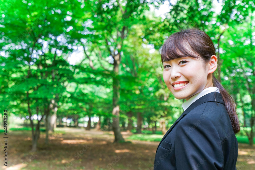 スーツを着て笑うビジネスウーマン