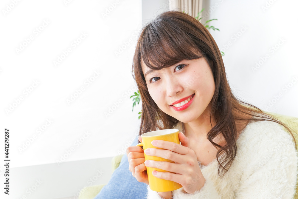 部屋でのんびりする女性 部屋でのんびりする女性