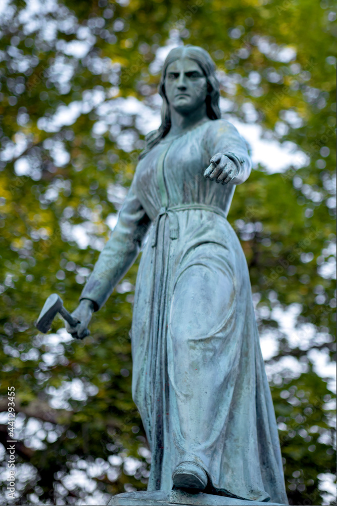 1879 bronze statue of Hannah Duston grasping a hatchet sculpted by Calvin H. Weeks, Haverhill Massachusetts. 1879 bronze statue of Hannah Duston grasping a hatchet sculpted by Calvin H. Weeks, Haverhill Massachusetts.