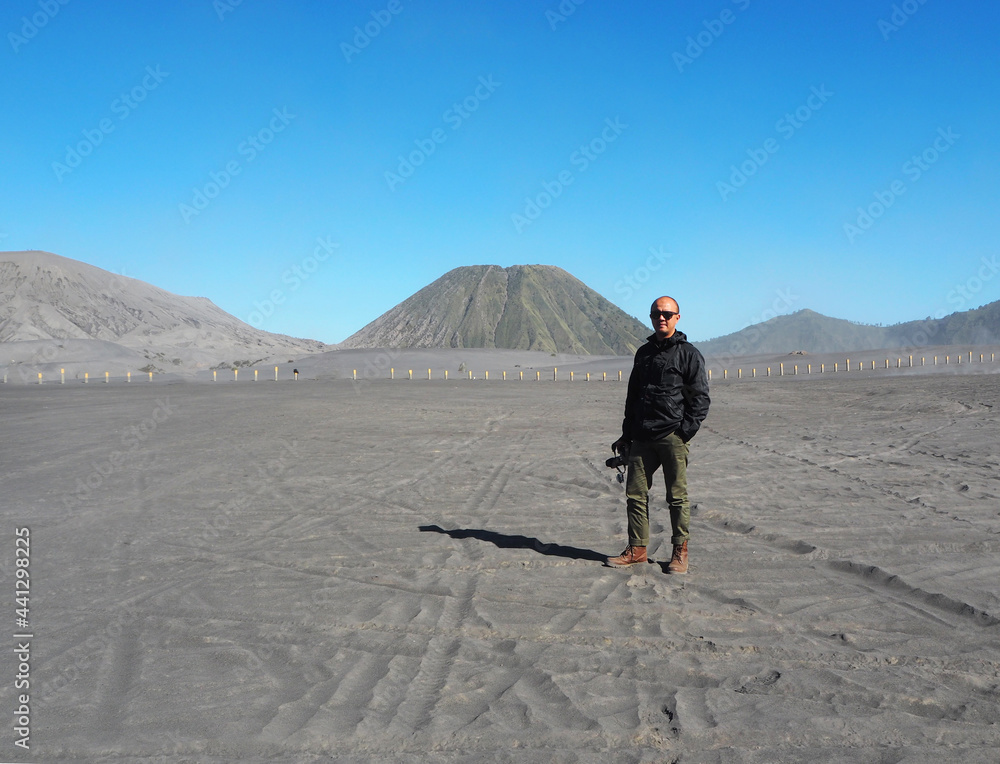 Fototapeta premium man with camera with mountain on the background