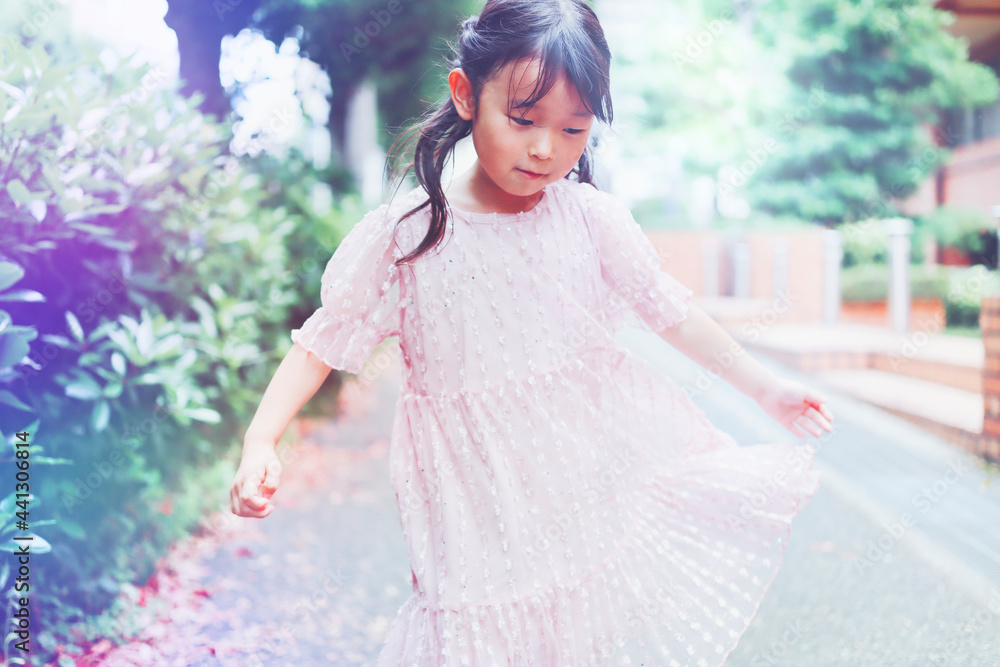 Fototapeta premium ドレスを着て喜ぶ女の子