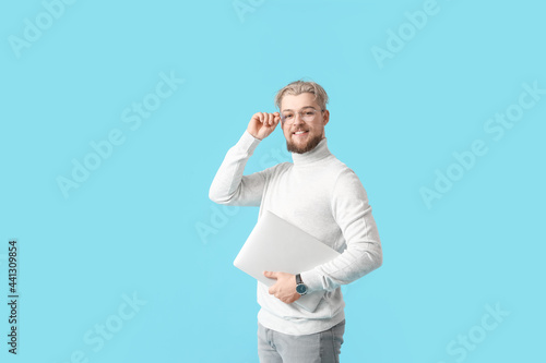 Young man with laptop on co...
