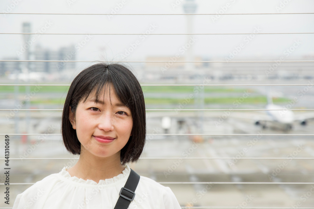 空港の展望デッキから景色を眺める女性