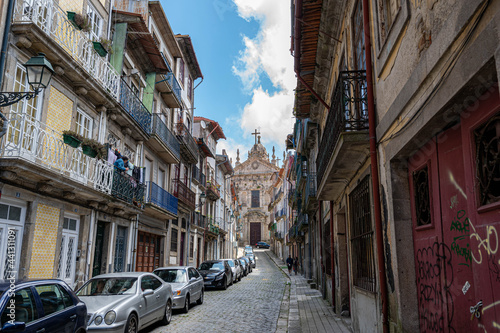 Fototapeta Naklejka Na Ścianę i Meble -  Porto, Portugal Altstadt Blick auf die schmale Straße mit bunten traditionellen Häusern